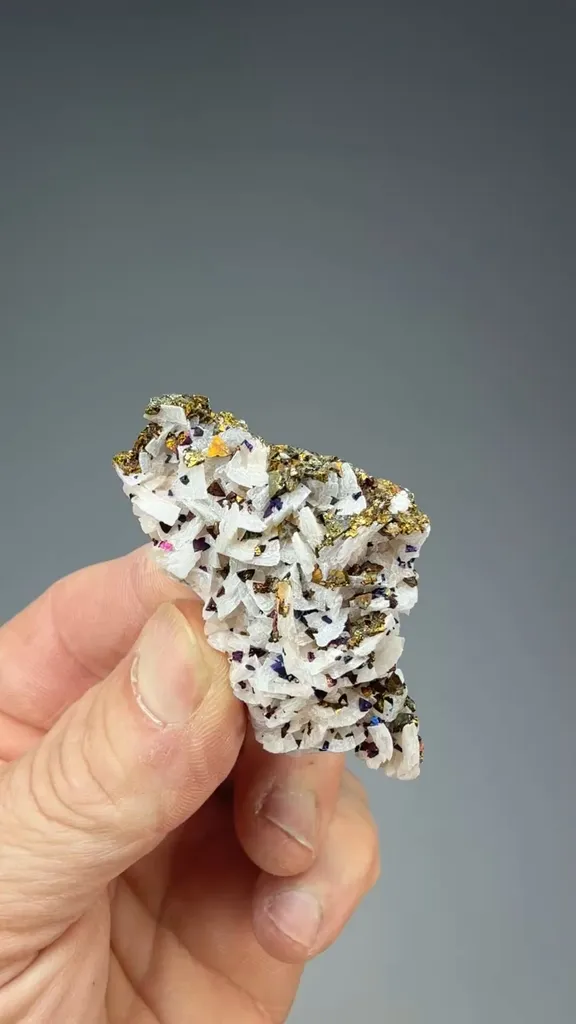Chalcopyrite on Dolomite image