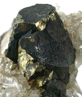 Chalcopyrite on Quartz - image 4