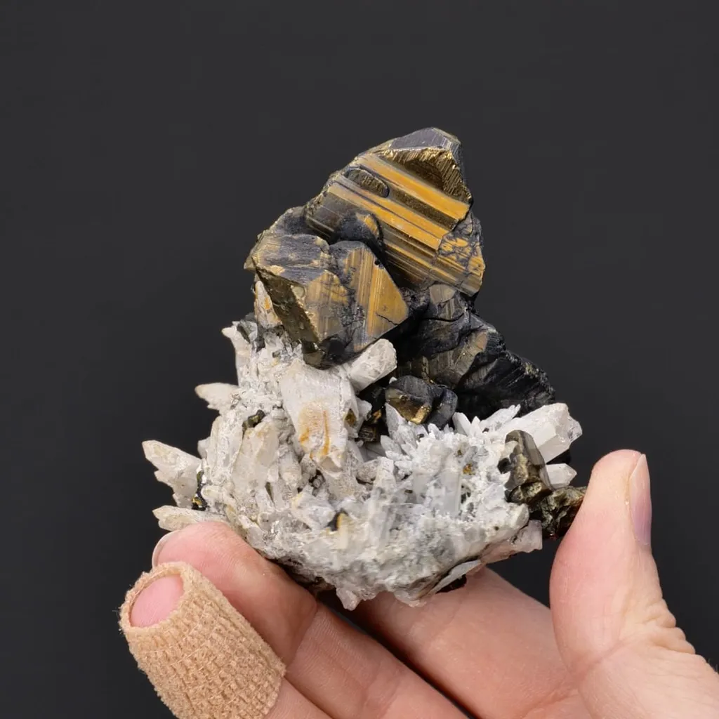 Chalcopyrite on Quartz - image 2