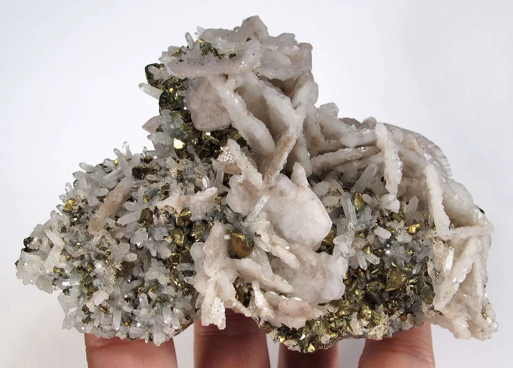 Chalcopyrite on Quartz With Calcite - image 3