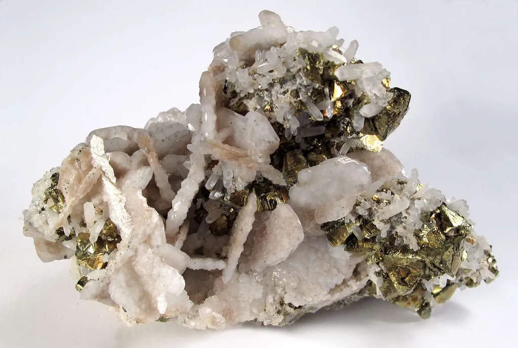 Chalcopyrite on Quartz With Calcite - image 2