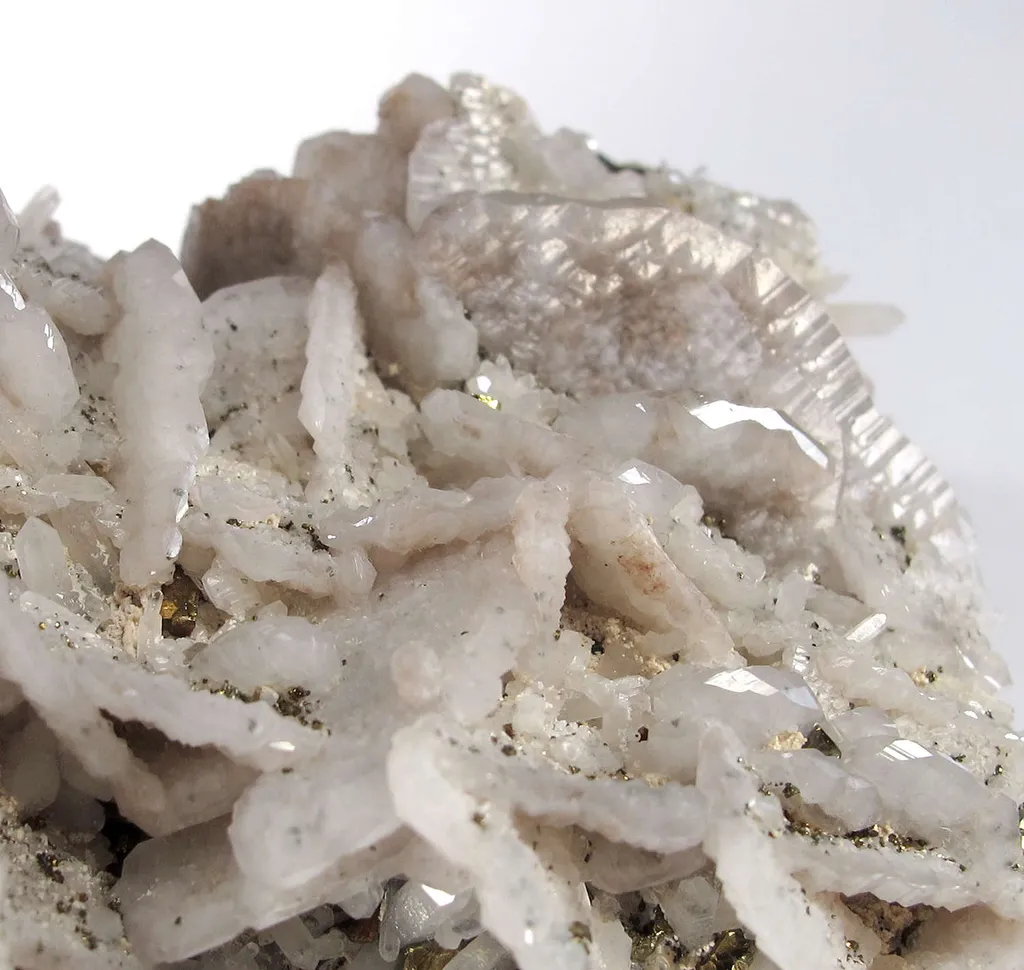 Chalcopyrite on Quartz With Calcite - image 4