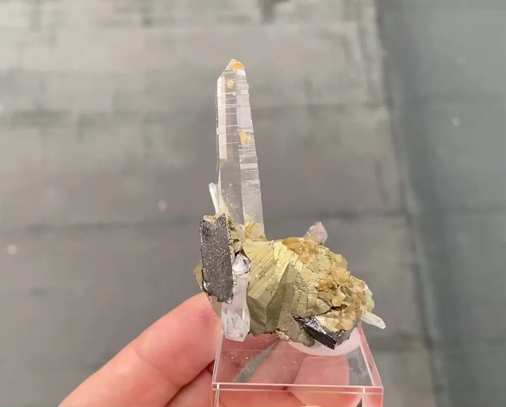 Chalcopyrite, Quartz, Ferberite and Siderite - image 5