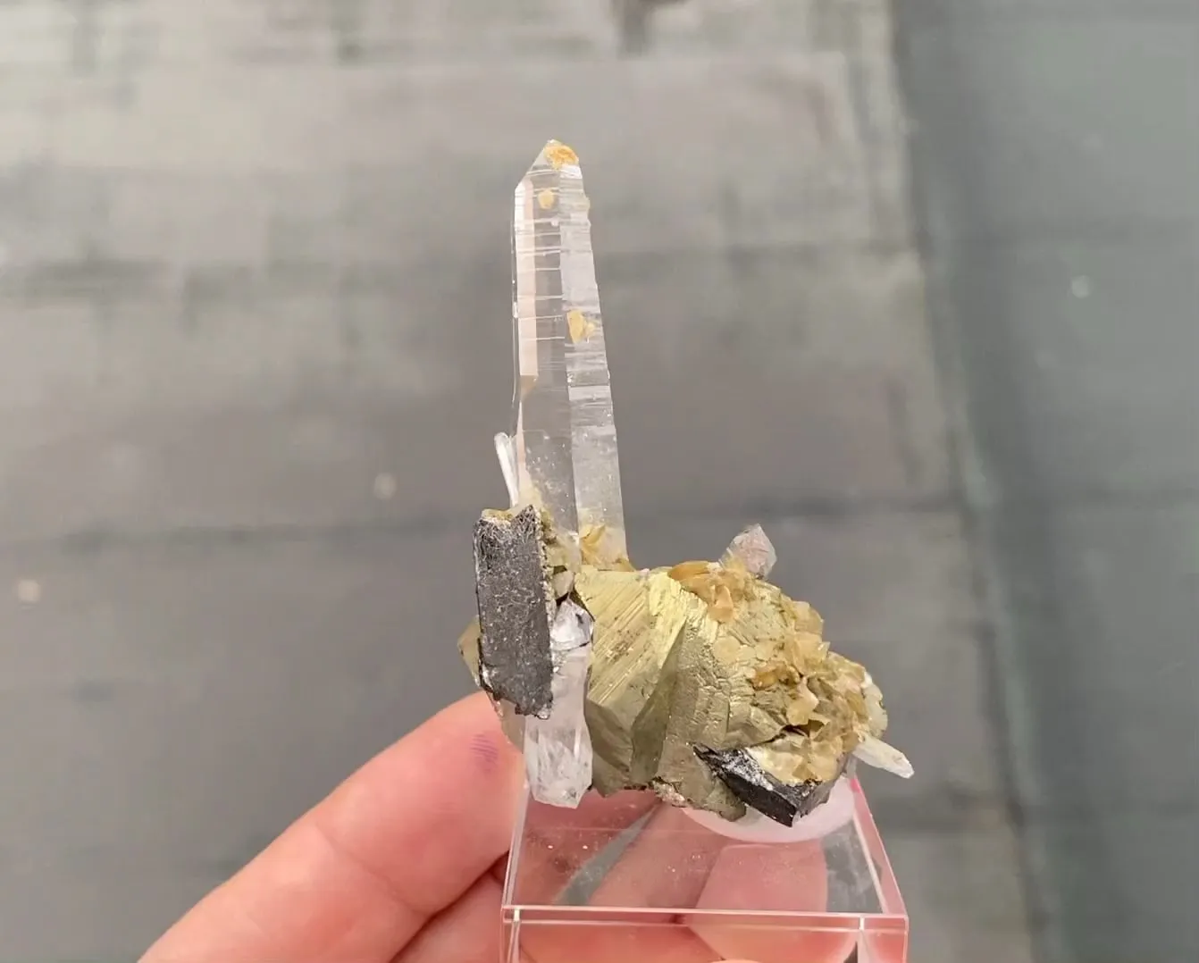 Chalcopyrite, Quartz, Ferberite and Siderite - image 5