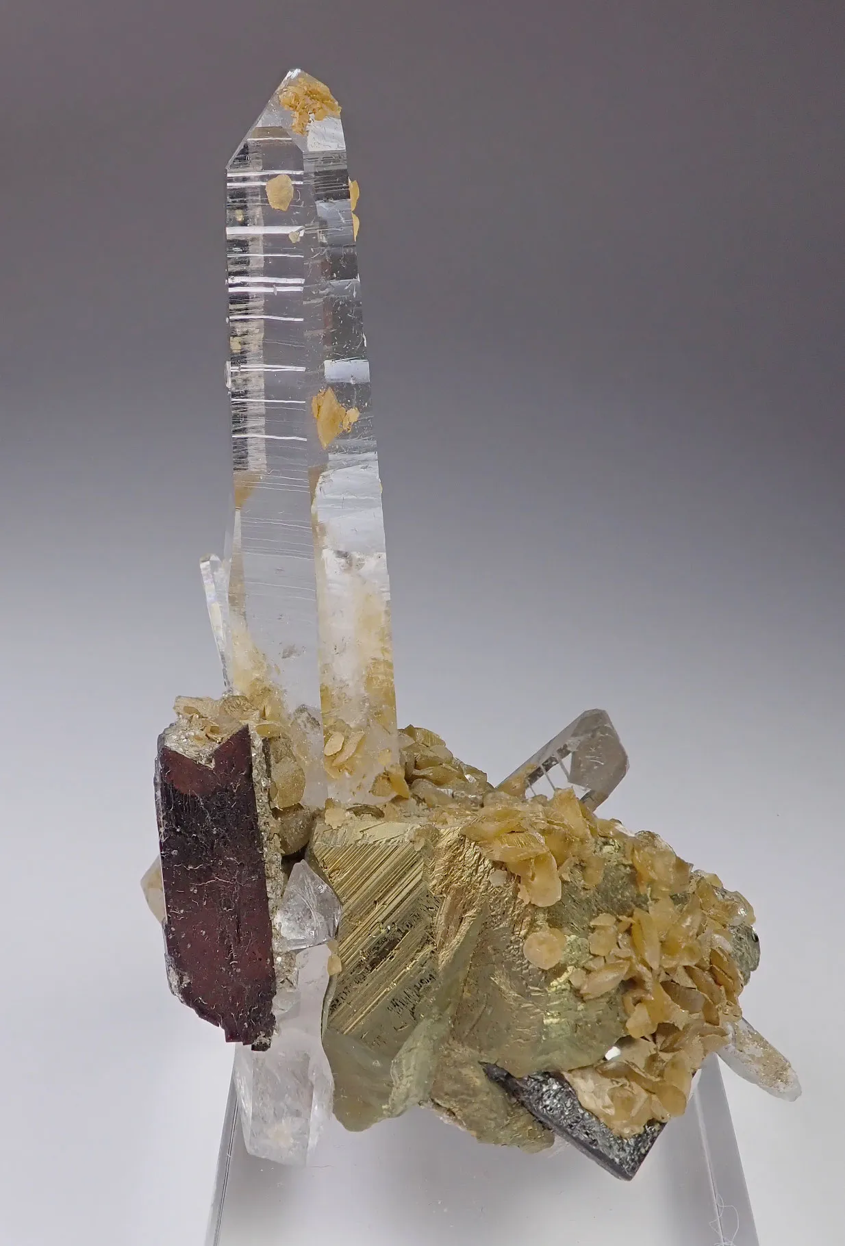Chalcopyrite, Quartz, Ferberite and Siderite - image 3