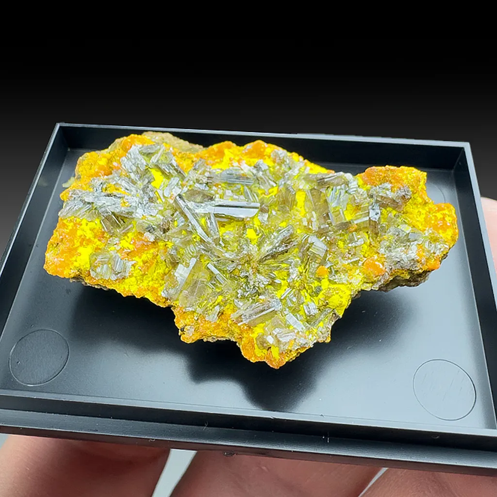 Chervetite with Francevillite image
