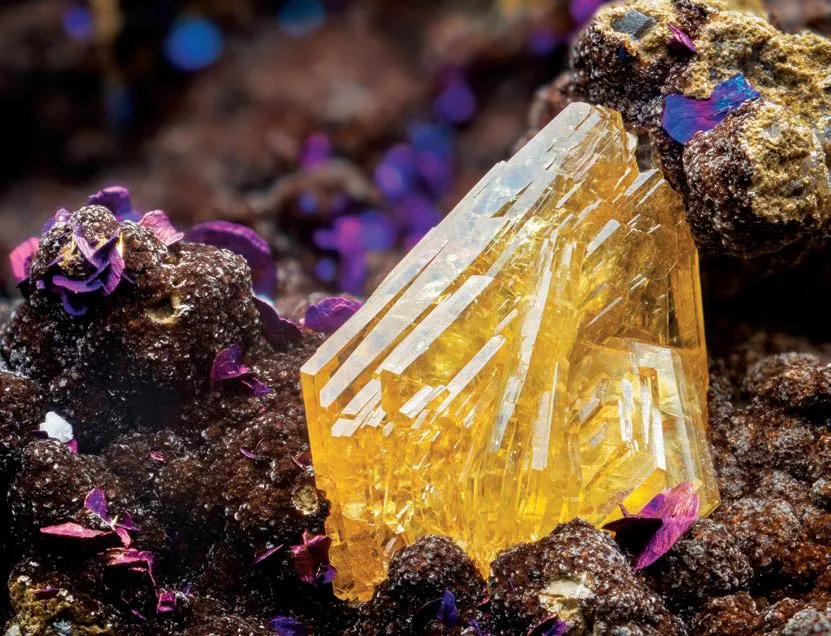 Chiavennite, Chalcopyrite image