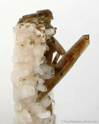 Childrenite on Albite - image 2