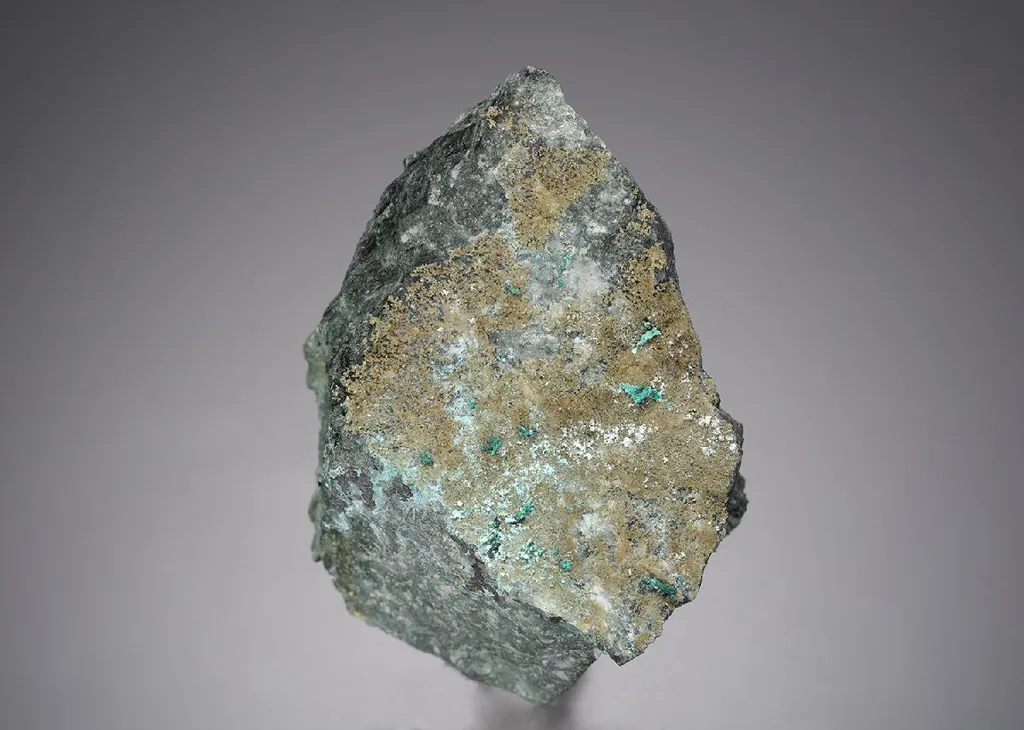 Childrenite with NATIVE Copper and Brochantite image