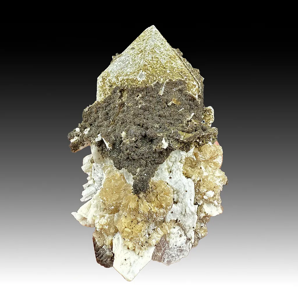 Childrenite with Roscherite image