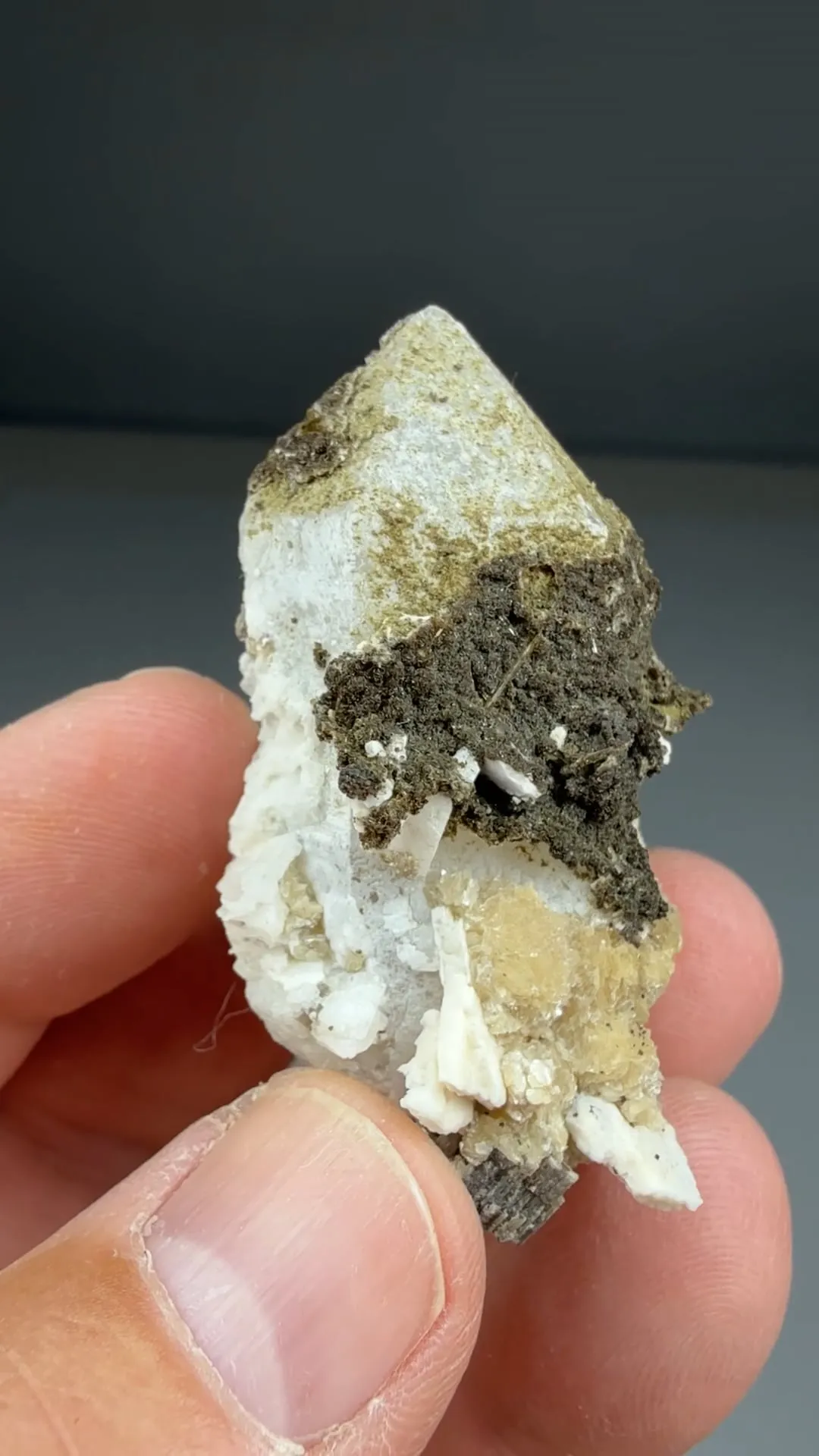 Childrenite with Roscherite - image 2