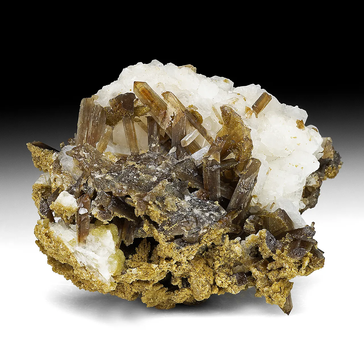 Childrenite with Roscherite, Feldspar - image 1