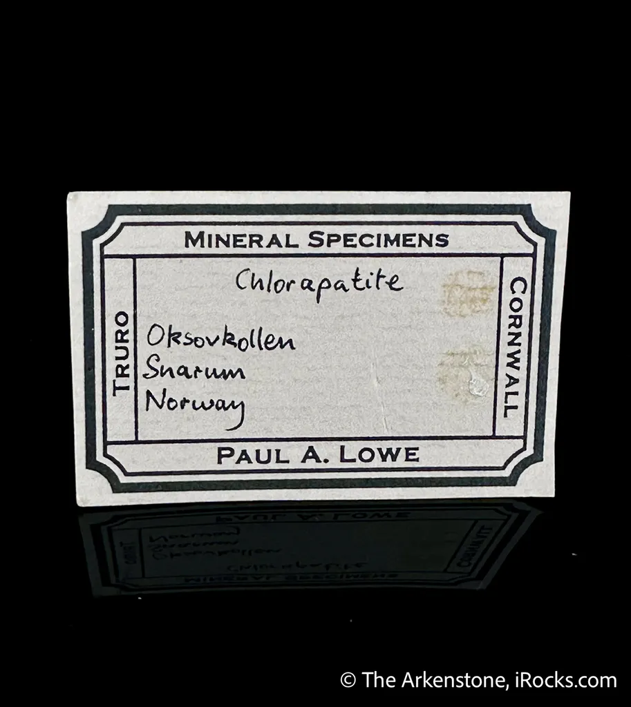 Chlorapatite on Magnesite - image 4