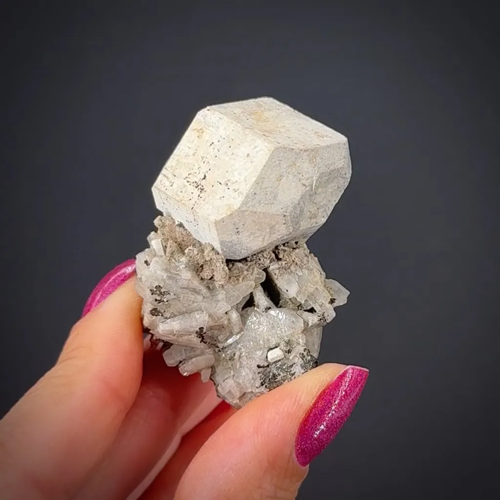 Chlorapatite on Magnesite - image 2
