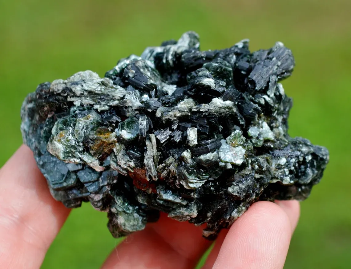 Clinochlore 130 grams - Koukouri diggings, Trantimou, Diakon, Bafoulabé Circle, Kayes Region, Mali - image 4