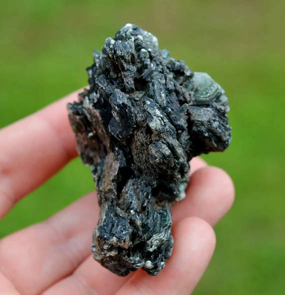 Clinochlore 138 grams - Koukouri diggings, Trantimou, Diakon, Bafoulabé Circle, Kayes Region, Mali - image 6