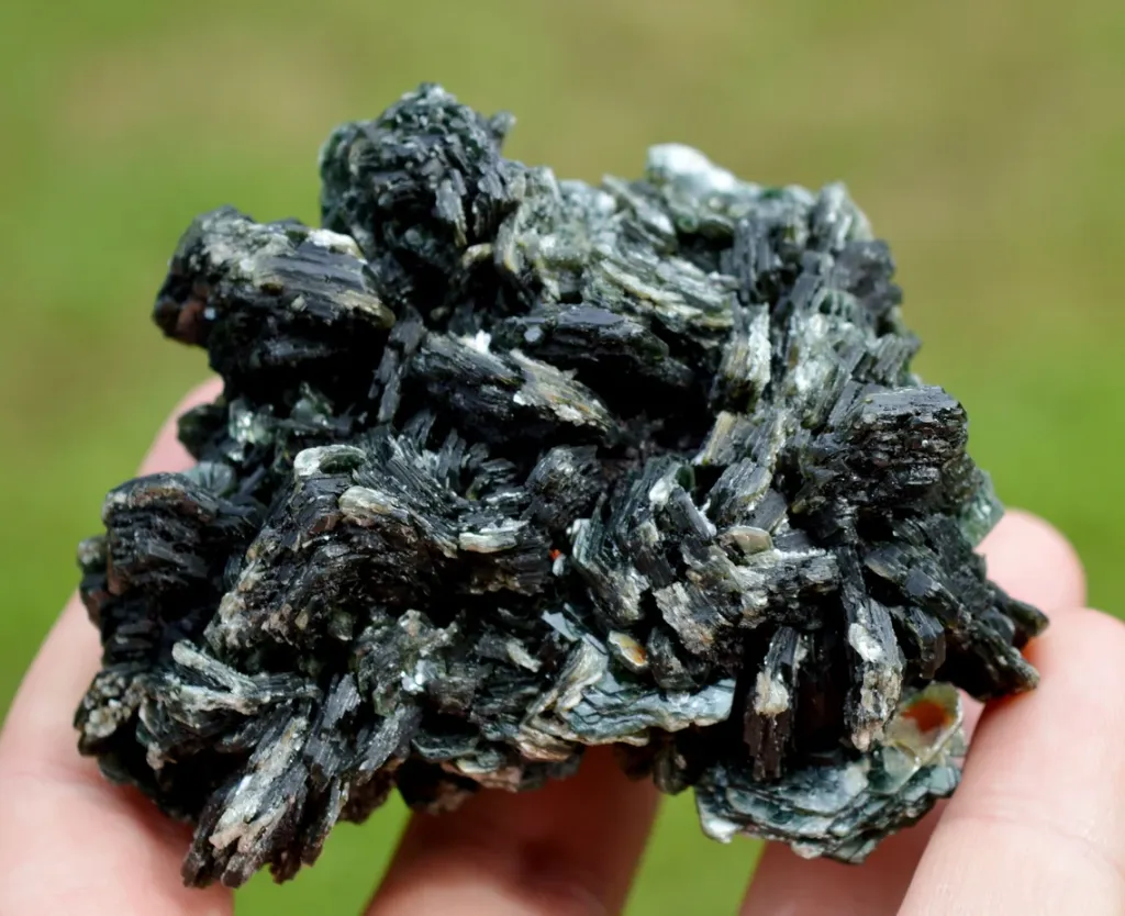 Clinochlore 259 grams - Koukouri diggings, Trantimou, Diakon, Bafoulabé Circle, Kayes Region, Mali - image 2