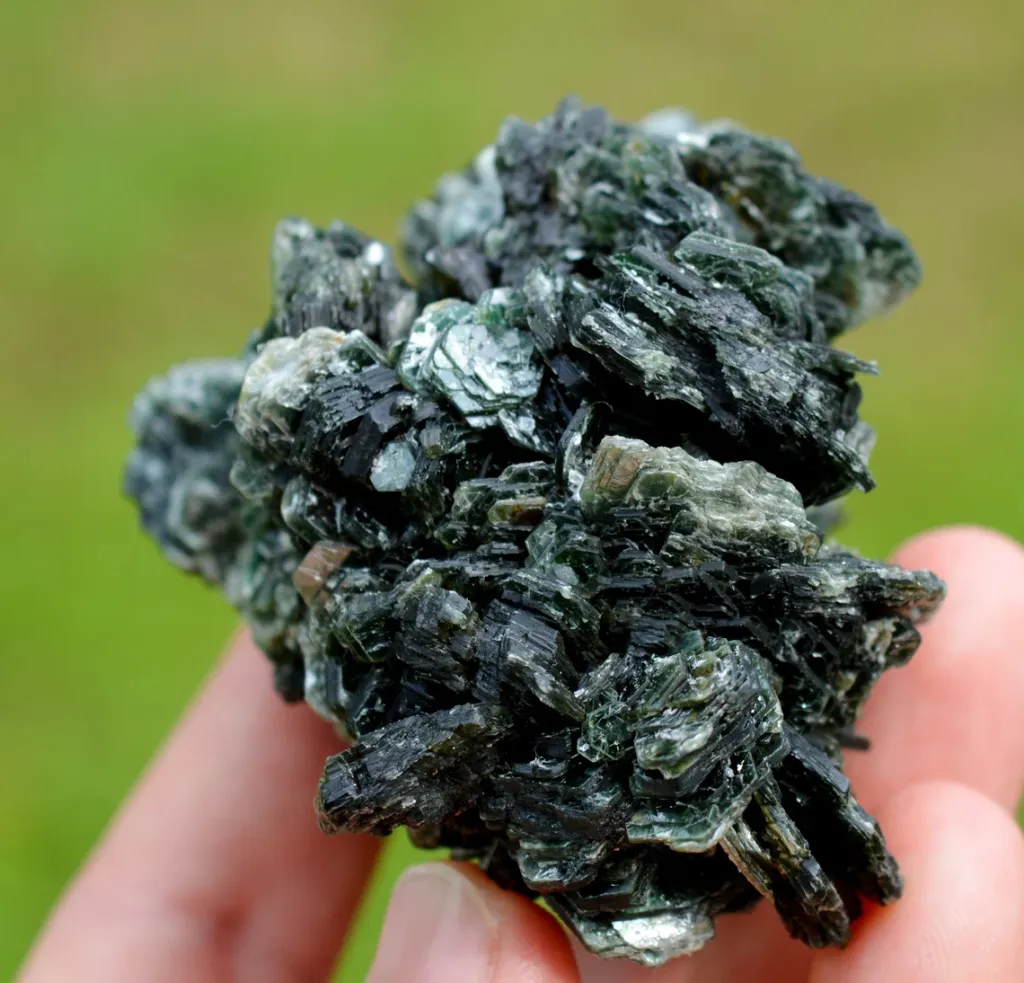 Clinochlore 259 grams - Koukouri diggings, Trantimou, Diakon, Bafoulabé Circle, Kayes Region, Mali - image 3