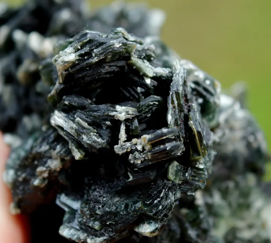 Clinochlore 259 grams - Koukouri diggings, Trantimou, Diakon, Bafoulabé Circle, Kayes Region, Mali - image 5