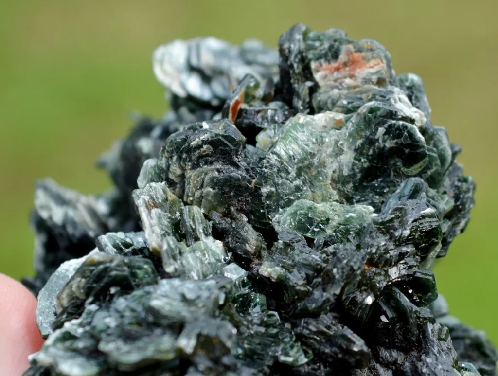 Clinochlore 259 grams - Koukouri diggings, Trantimou, Diakon, Bafoulabé Circle, Kayes Region, Mali - image 4