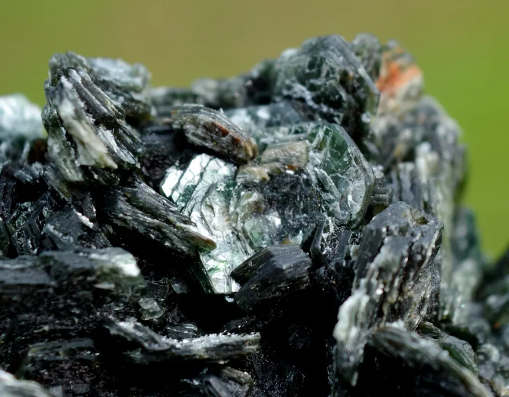 Clinochlore 259 grams - Koukouri diggings, Trantimou, Diakon, Bafoulabé Circle, Kayes Region, Mali - image 6