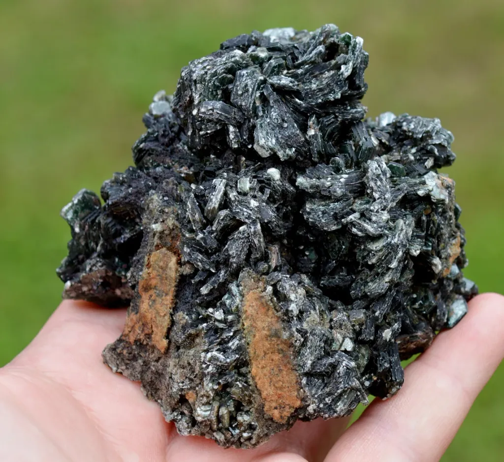 Clinochlore 287 grams - Koukouri diggings, Trantimou, Diakon, Bafoulabé Circle, Kayes Region, Mali - image 2