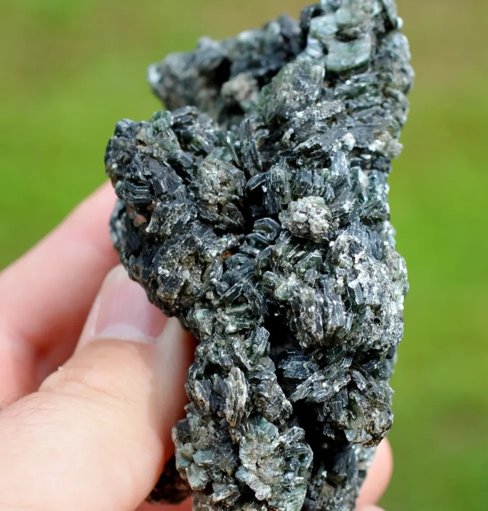 Clinochlore 295 grams - Koukouri diggings, Trantimou, Bafoulabé Circle, Kayes Region, Mali - image 3