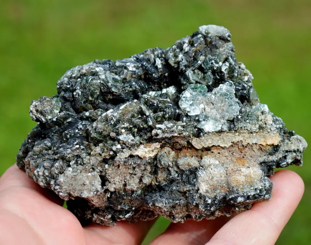 Clinochlore 295 grams - Koukouri diggings, Trantimou, Bafoulabé Circle, Kayes Region, Mali - image 2