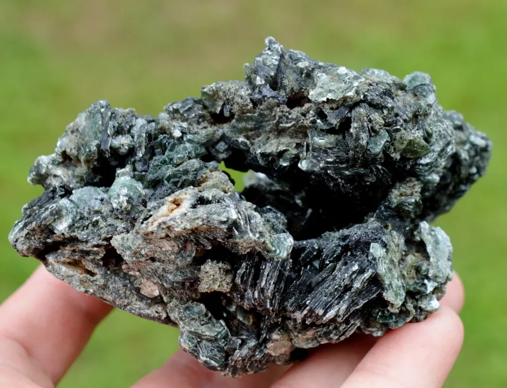 Clinochlore 326 grams - Koukouri diggings, Trantimou, Diakon, Bafoulabé, Kayes Region, Mali - image 4