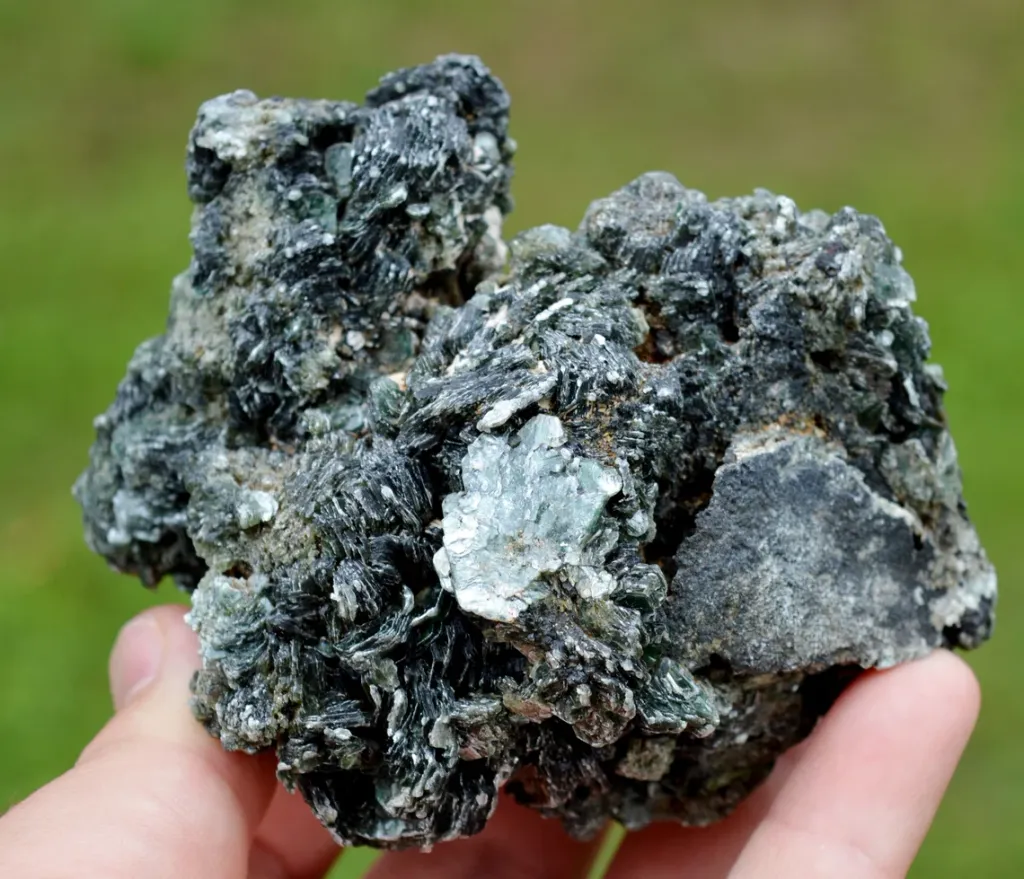 Clinochlore 326 grams - Koukouri diggings, Trantimou, Diakon, Bafoulabé, Kayes Region, Mali - image 2