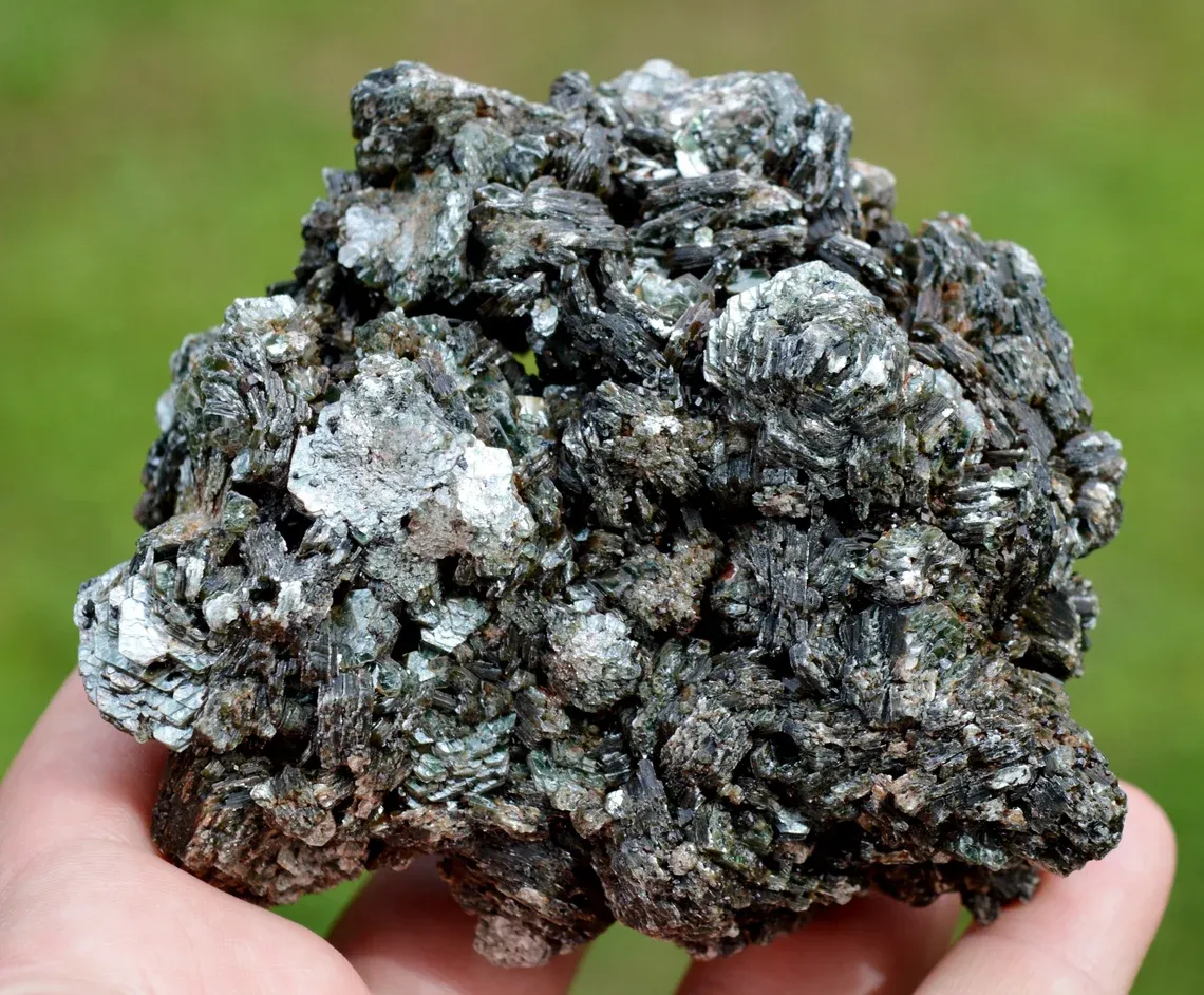 Clinochlore 407 grams - Koukouri diggings, Trantimou, Arrondissement of Diakon, Kayes Region, Mali - image 3