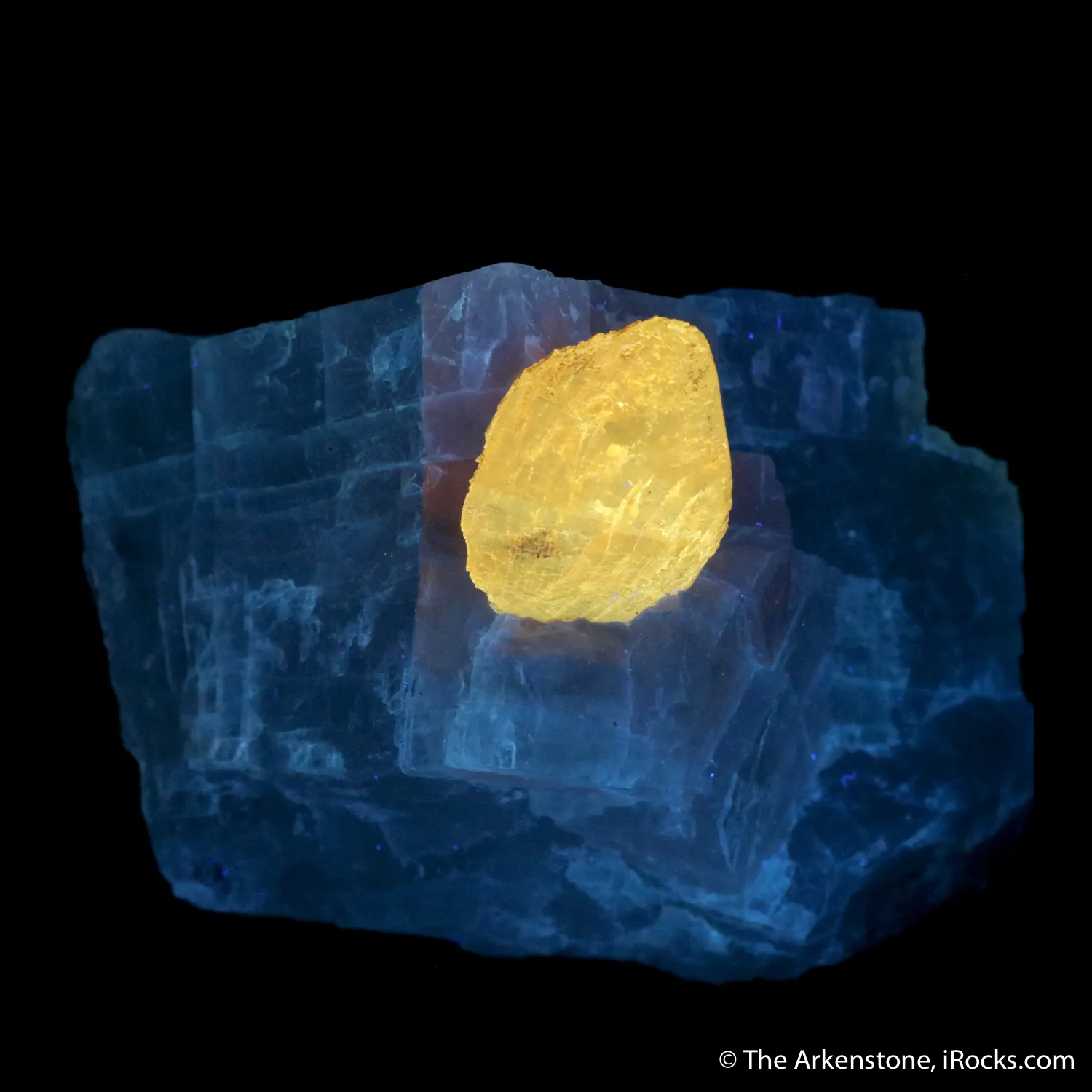 Clinohumite on Calcite - image 4