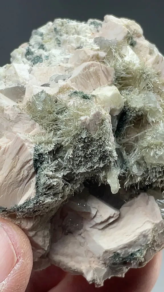 Clinozoisite-Epidote with Quarz, Orthoclase - image 2