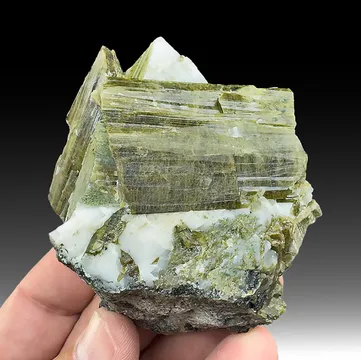Clinozoisite with Calcite