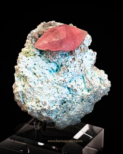 Cobaltocalcite on Plancheite - image 3