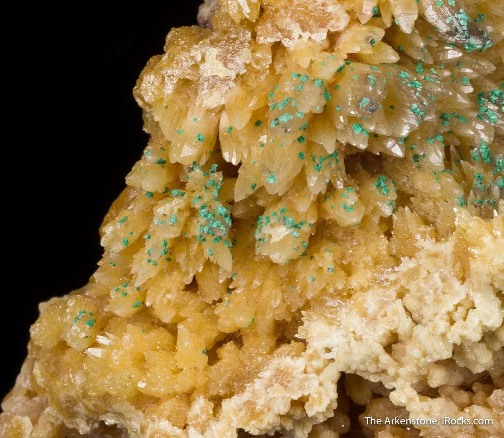Copper crystals on Mimetite - image 3