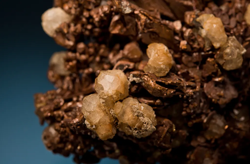 Copper (Spinel twins) with Analcime - image 2