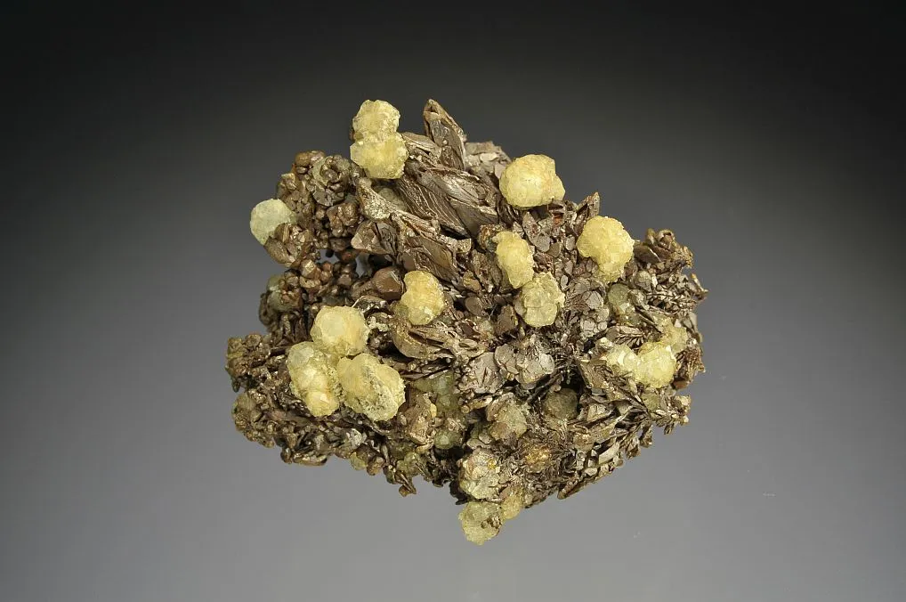 Copper (Spinel twins) with Analcime - image 7