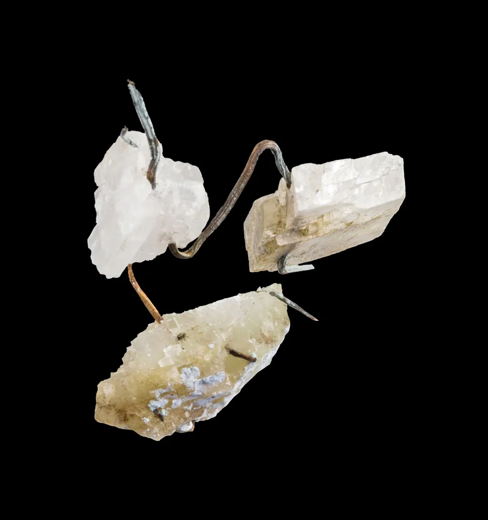 Copper (Wires) in Calcite - image 4