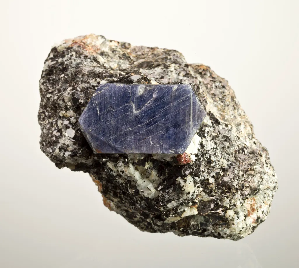 Corundum Var. Sapphire - image 3