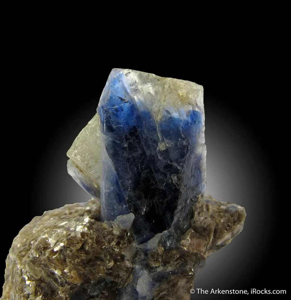 Corundum var. Sapphire (twinned) - image 5