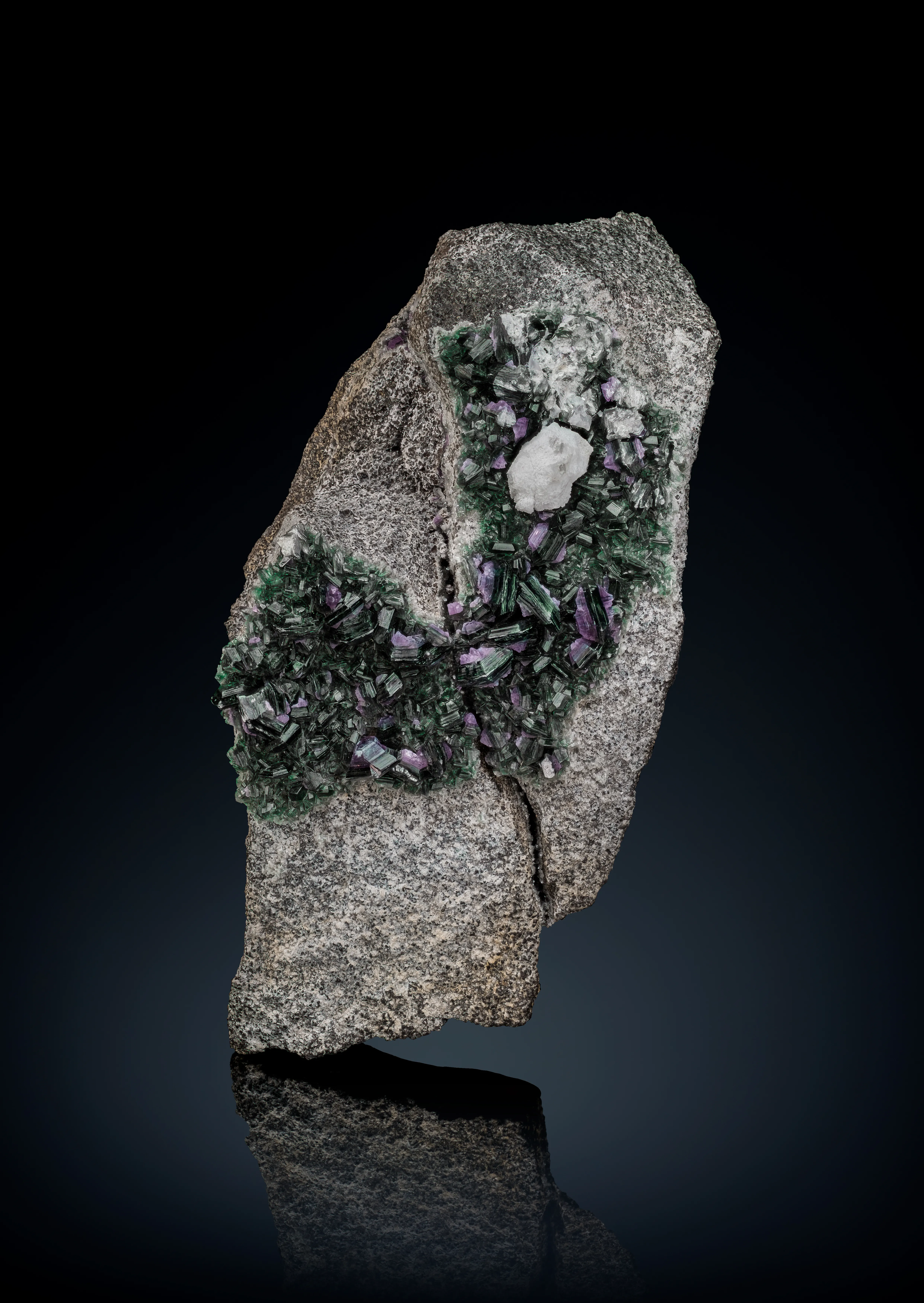 Cr-Amesite on Clinochlore - image 1