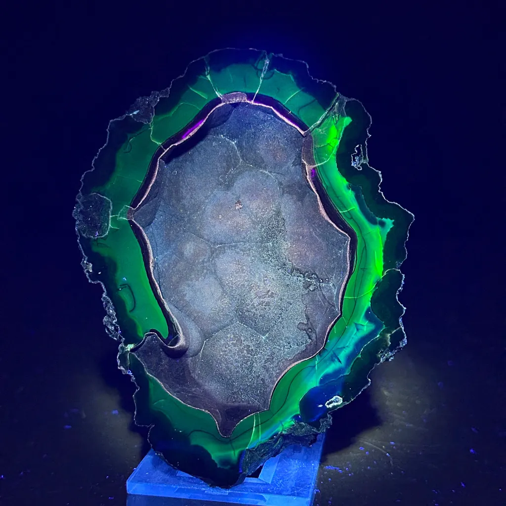 Crater Agate – Fluorescent Chalcedony Quartz from Chubut, Argentina (UV Reactive) - image 2