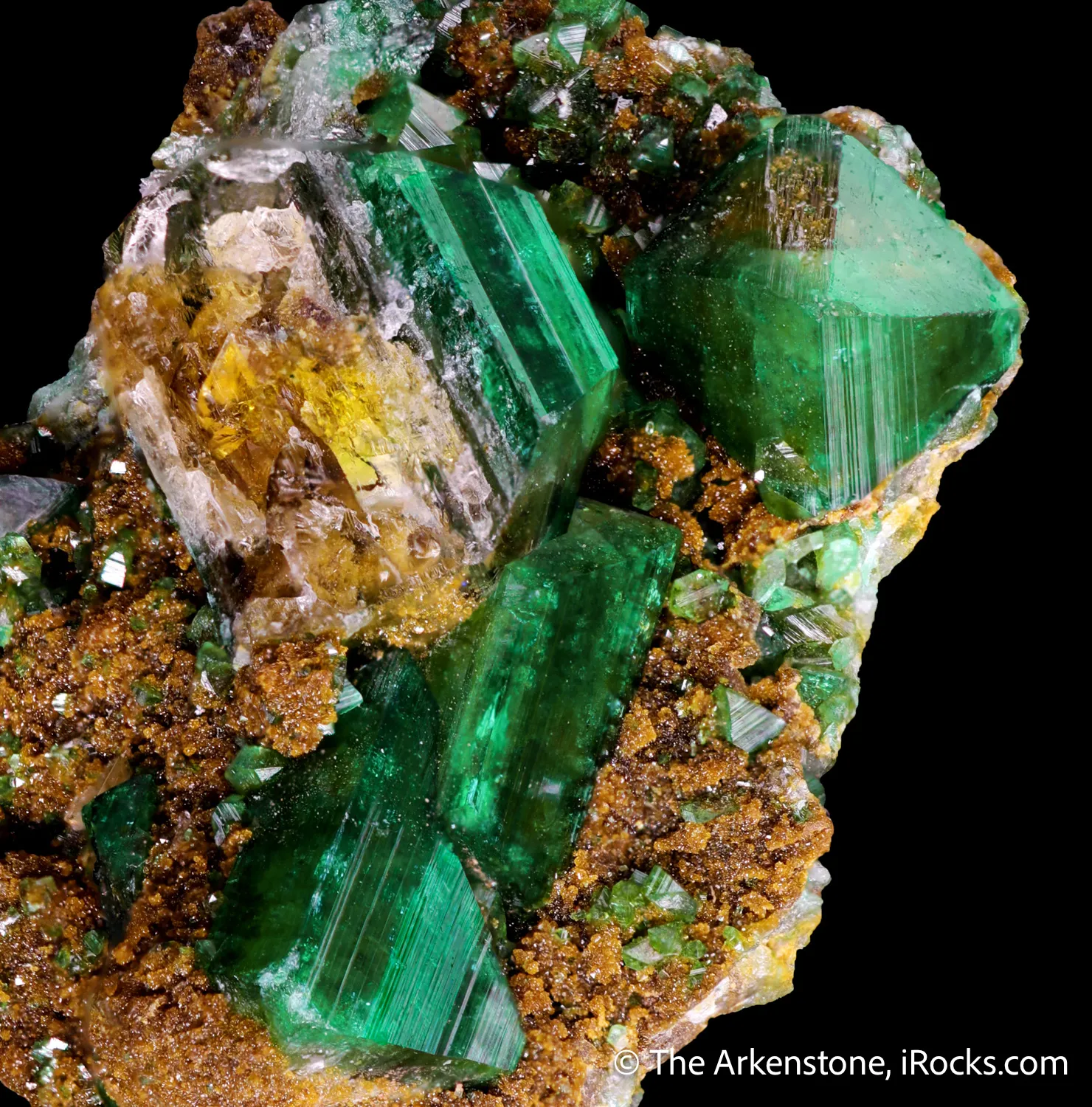 Cu-Adamite included with Ferrilotharmeyerite, on Tsumcorite - image 4