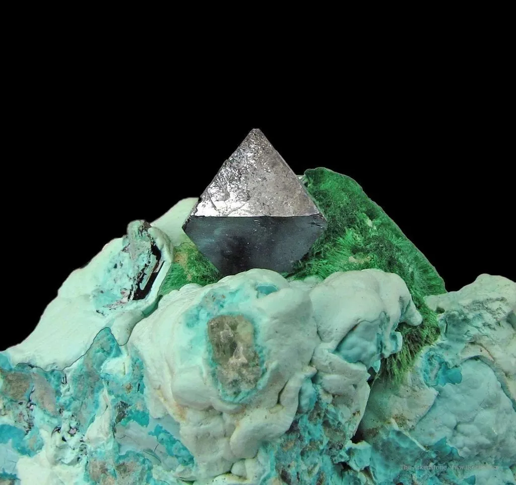 Cuprite and Malachite on Plancheite - image 2