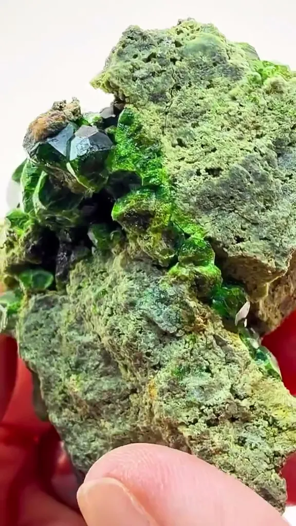 Demantoid GREEN THAT ABSOLUTELY GLOWS - image 3