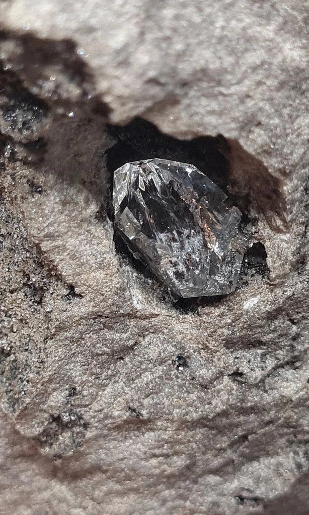 Diamond quartz in a black geode from Ribiers in France. Quartz are well crystallized and shiny, the glossy black matrix makes the crystals - image 4