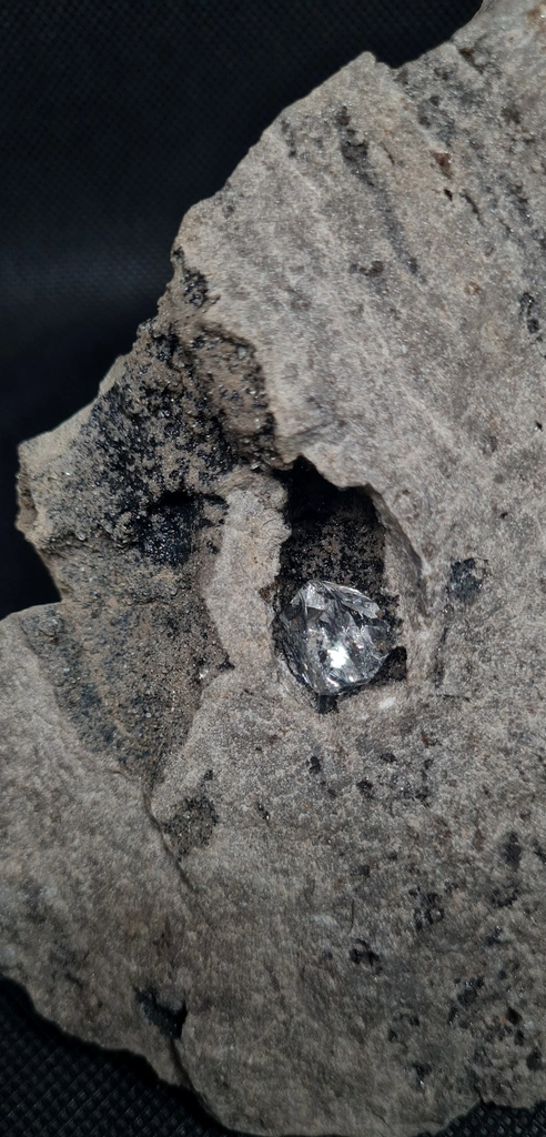 Diamond quartz in a black geode from Ribiers in France. Quartz are well crystallized and shiny, the glossy black matrix makes the crystals - image 2