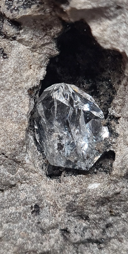Diamond quartz in a black geode from Ribiers in France. Quartz are well crystallized and shiny, the glossy black matrix makes the crystals - image 8