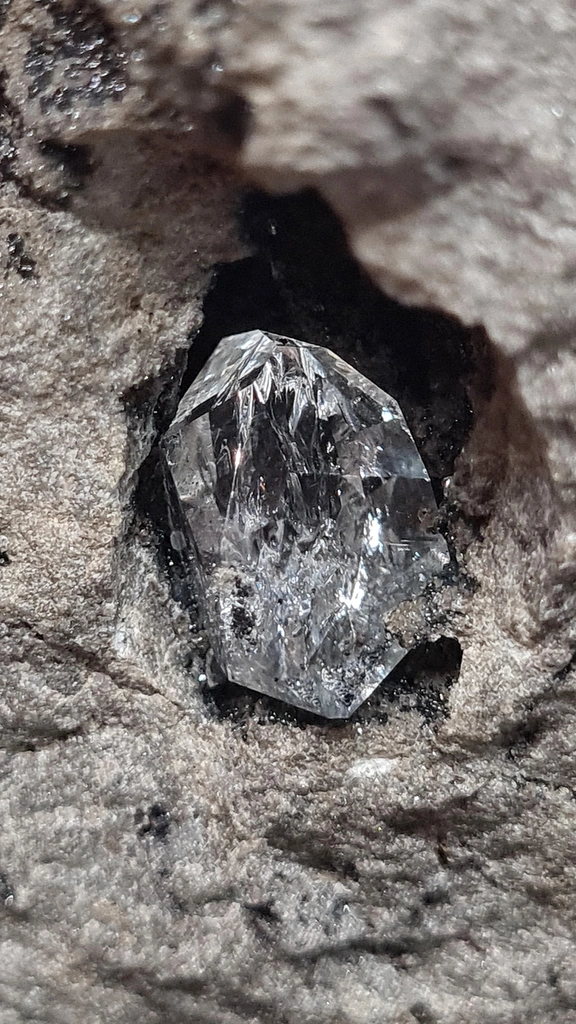 Diamond quartz in a black geode from Ribiers in France. Quartz are well crystallized and shiny, the glossy black matrix makes the crystals image